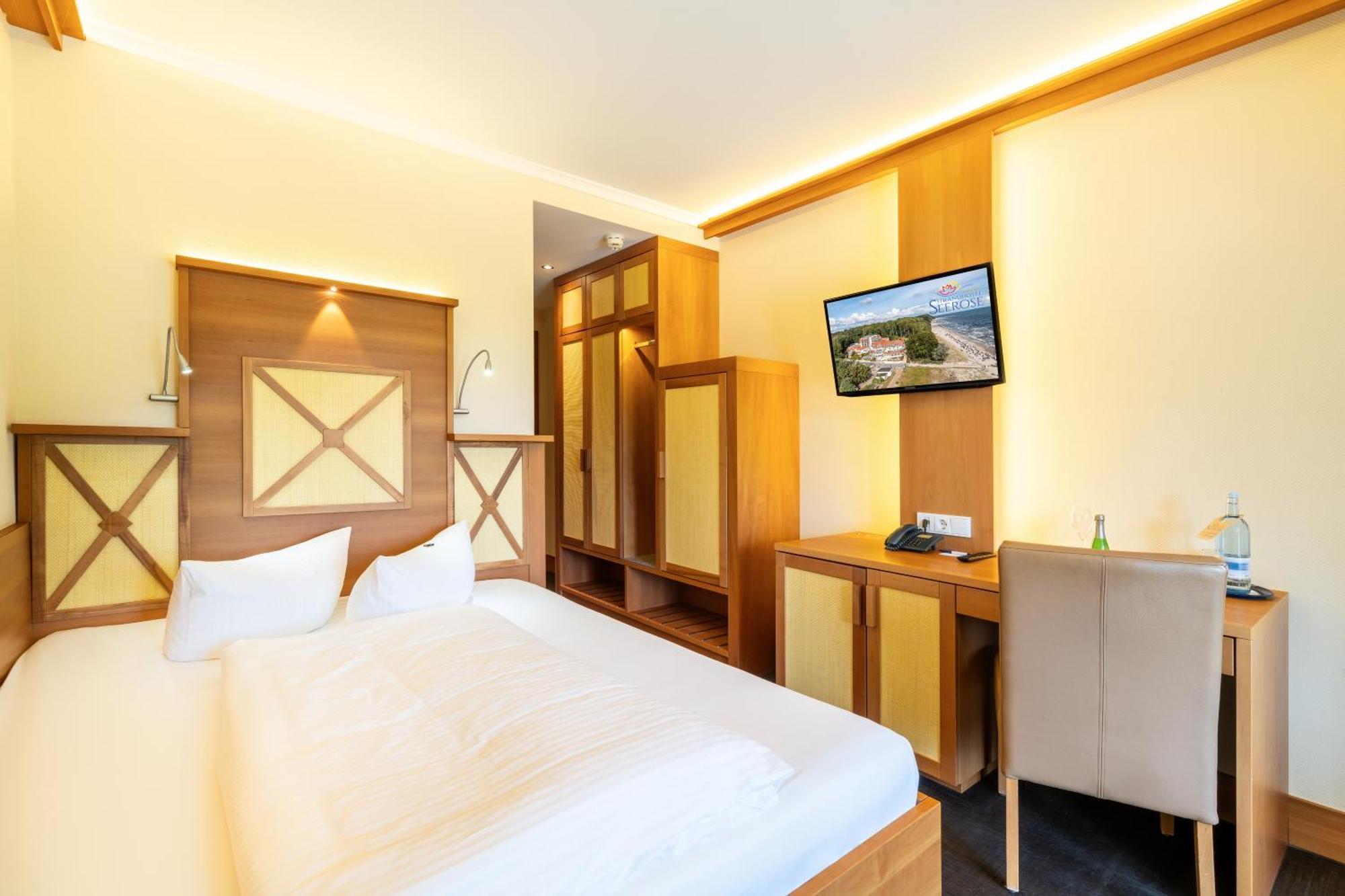 Strandhotel Seerose Kolpinsee Exterior photo