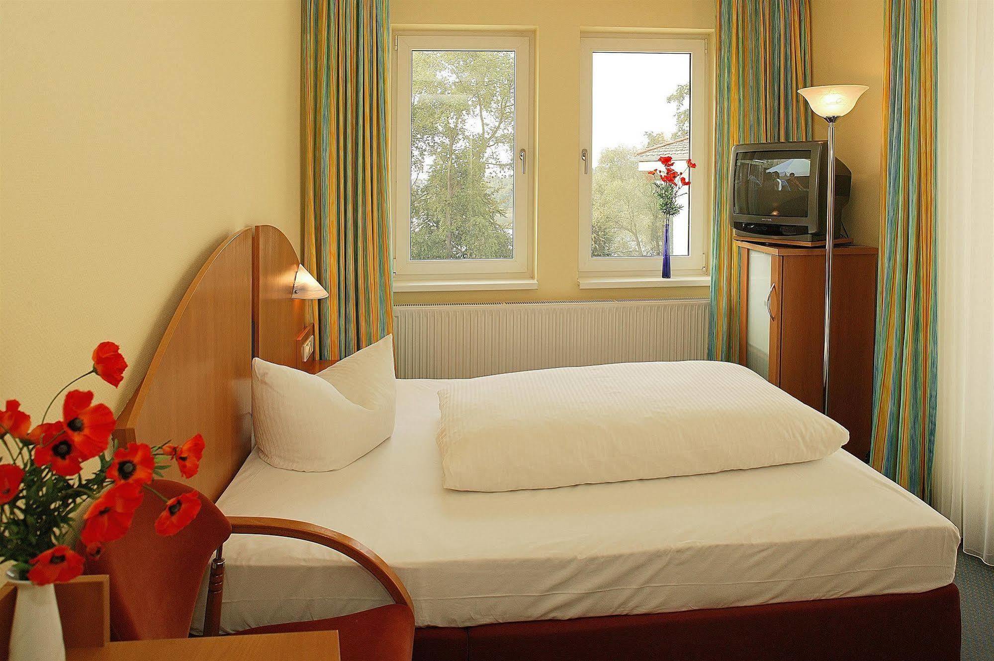 Strandhotel Seerose Kolpinsee Exterior photo